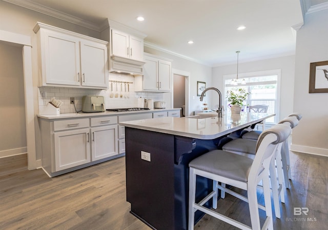 kitchen featuring backsplash, baseboards, a sink, and light countertops