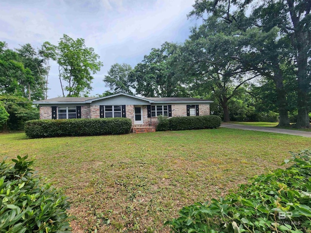 ranch-style home with a front yard