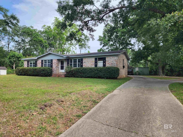 ranch-style home featuring a front lawn