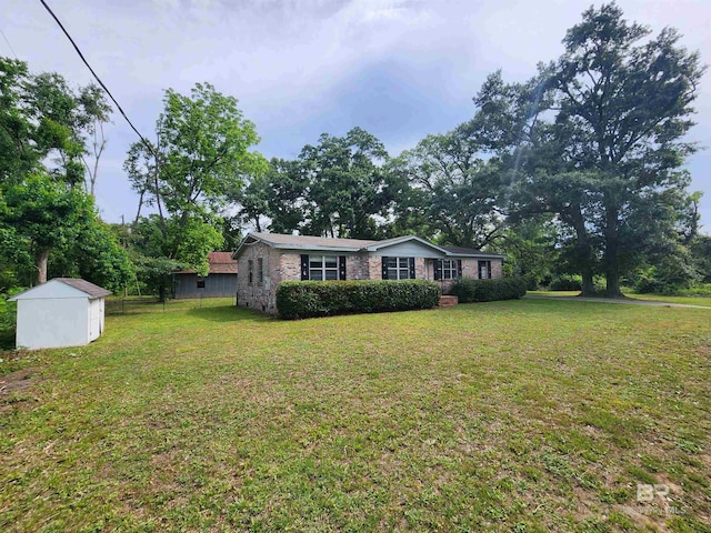 view of yard featuring a storage shed