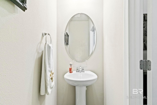 bathroom featuring sink