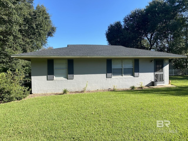 single story home with a front yard