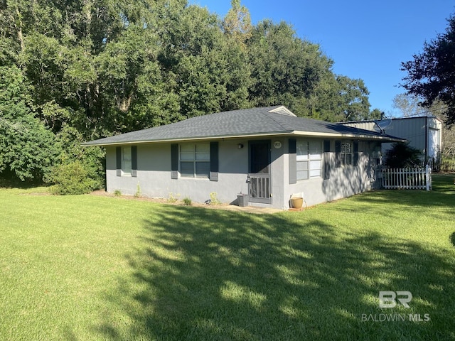 single story home featuring a front yard