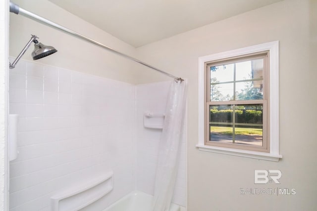 bathroom featuring shower / tub combo