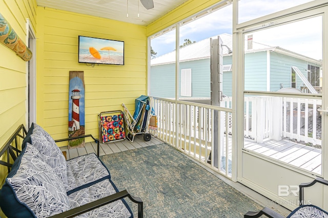 sunroom featuring a ceiling fan