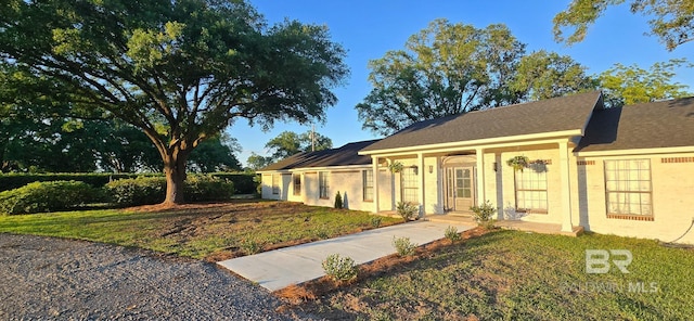 ranch-style home featuring a front lawn