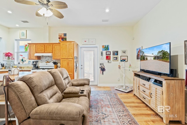living room featuring recessed lighting, a ceiling fan, baseboards, visible vents, and light wood finished floors