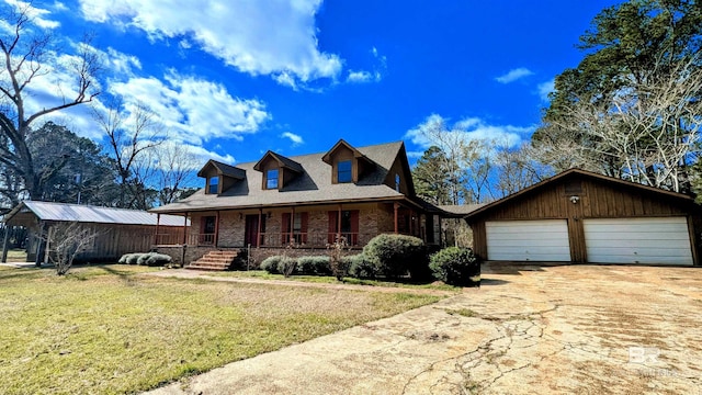 view of front of house featuring an outdoor structure, a porch, and a front yard