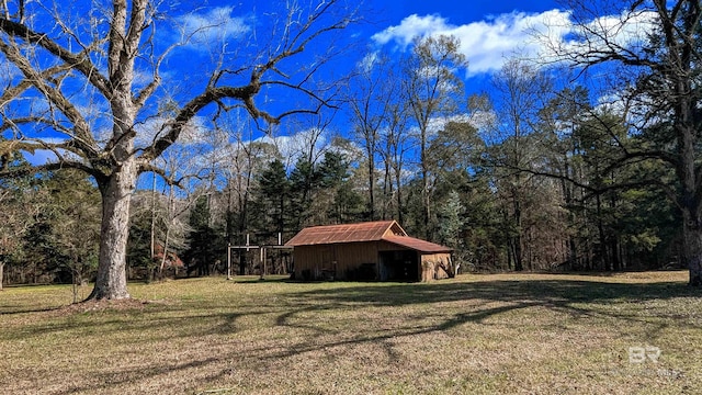 view of yard with an outdoor structure