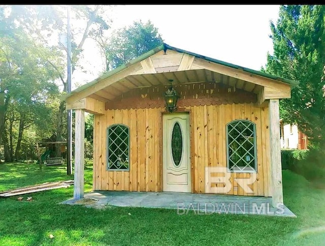 view of outbuilding featuring a yard