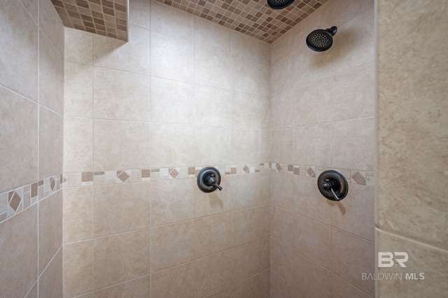 bathroom featuring a tile shower