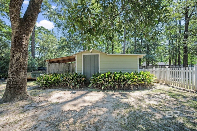 view of yard featuring a storage shed