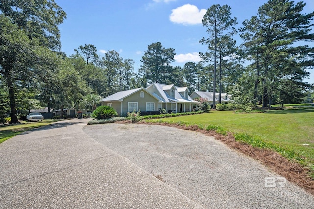 ranch-style house featuring a front yard