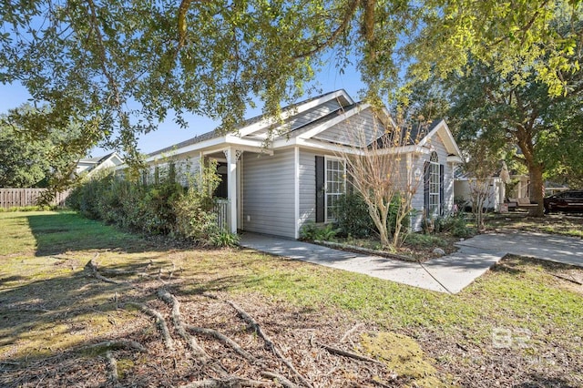 view of front facade with a front yard