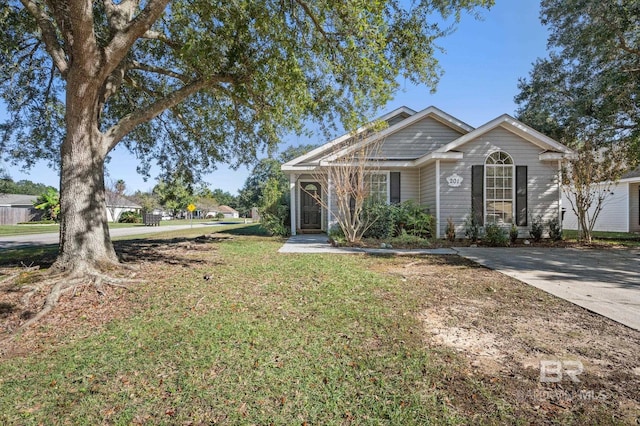 view of front of property featuring a front yard