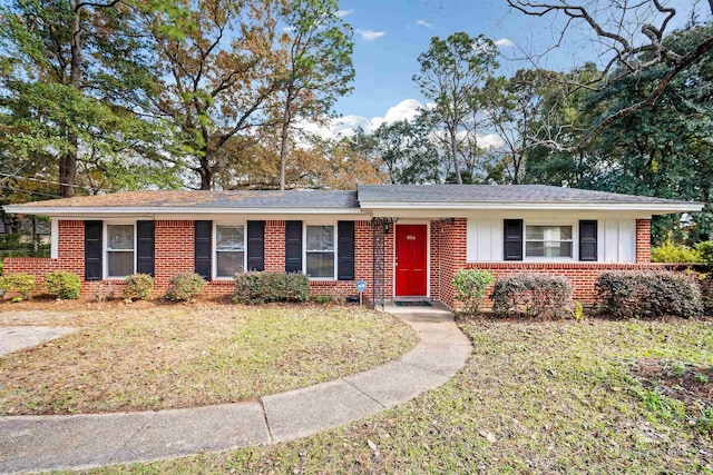 single story home featuring a front lawn