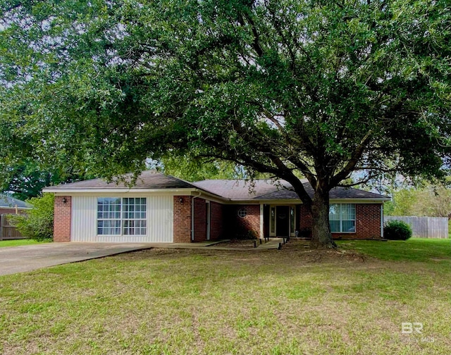 single story home featuring a front yard