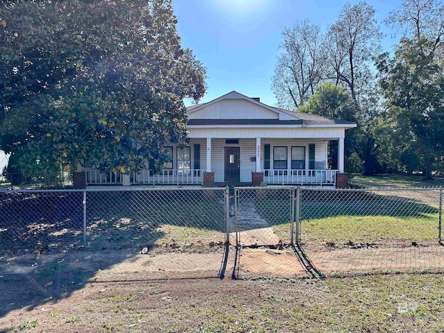 view of front of property featuring a front yard and a porch