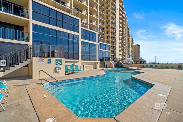 view of swimming pool featuring a patio