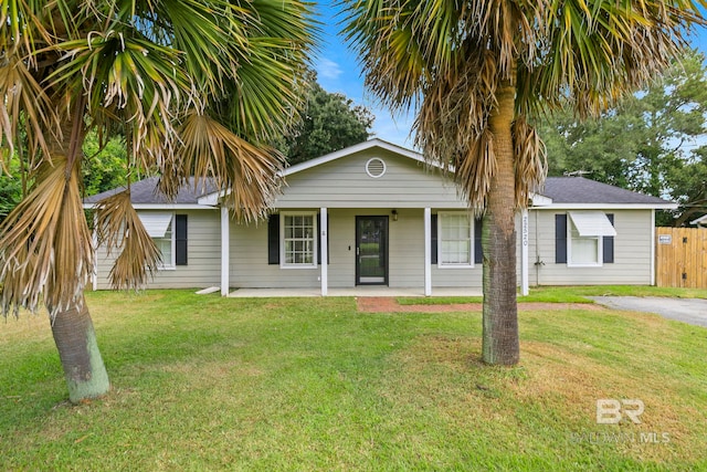 view of front facade with a front yard