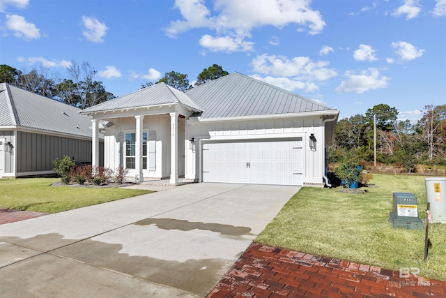 view of front of home featuring a front yard and a garage