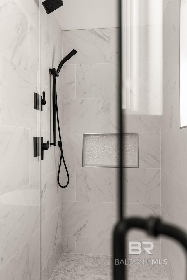 bathroom featuring tiled shower