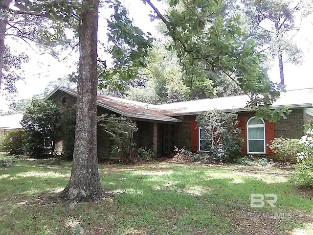 6128 N Lindholm Dr, Mobile, AL 36693 - view of front facade featuring brick siding and a front yard
