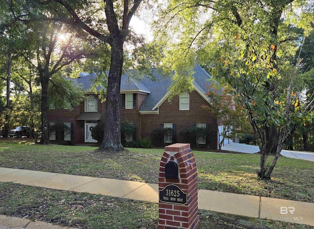 view of front facade with a front lawn