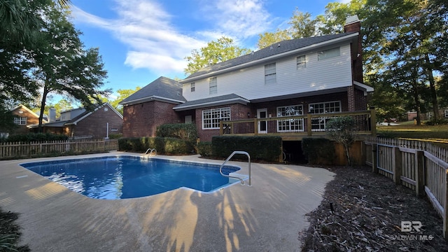 view of swimming pool