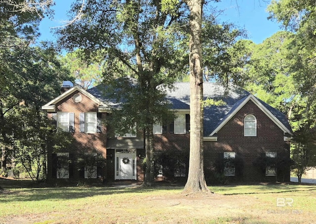 view of front of property featuring a front yard