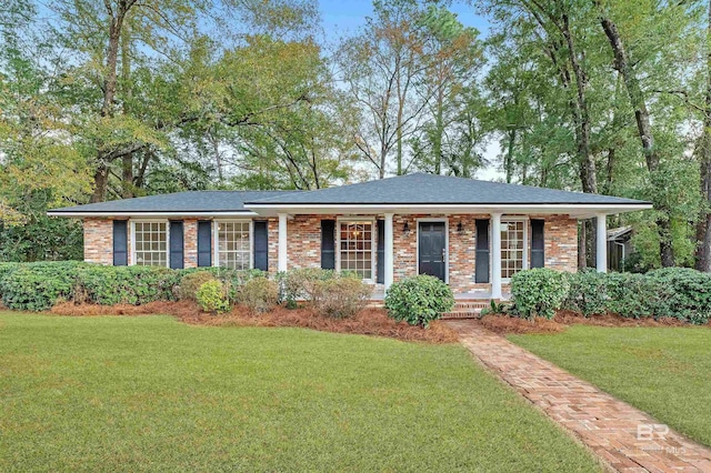 ranch-style house featuring a front yard