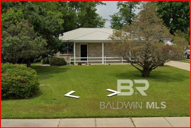 view of front of home with a front lawn