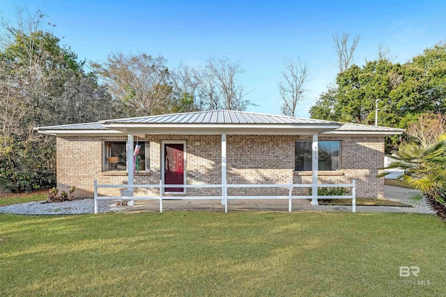 view of front of house with a front lawn