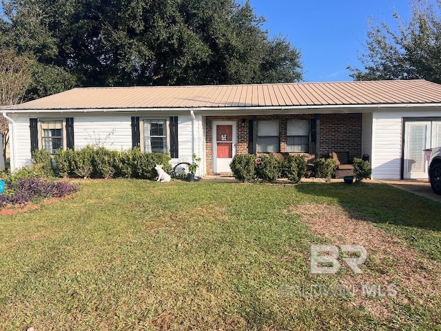 single story home featuring a front lawn