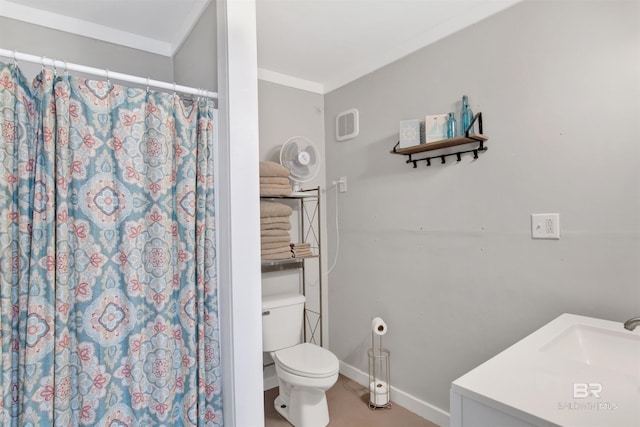 full bathroom with ornamental molding, baseboards, a shower with shower curtain, and toilet