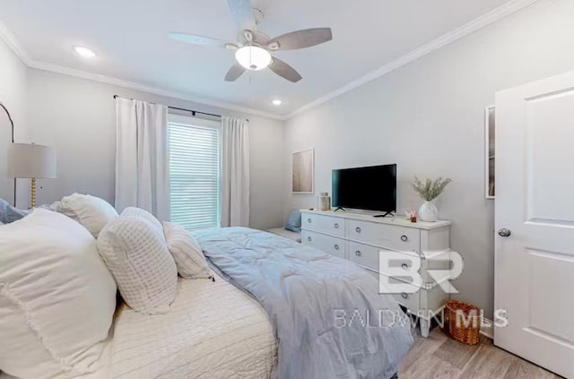 bedroom featuring recessed lighting, crown molding, light wood-style flooring, and ceiling fan