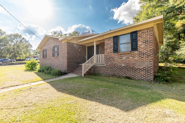 view of front of home featuring a front yard