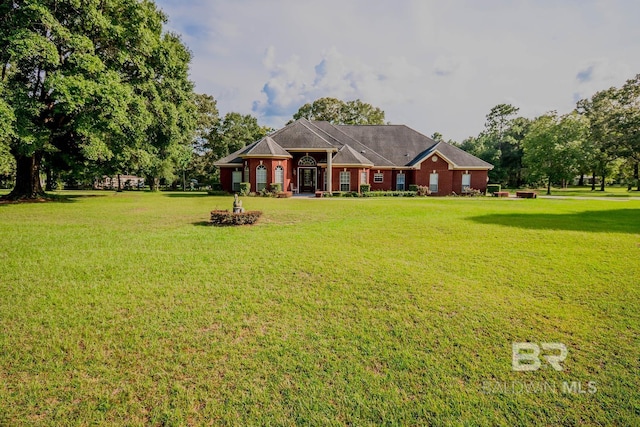 single story home with a front lawn