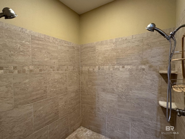 bathroom featuring a tile shower