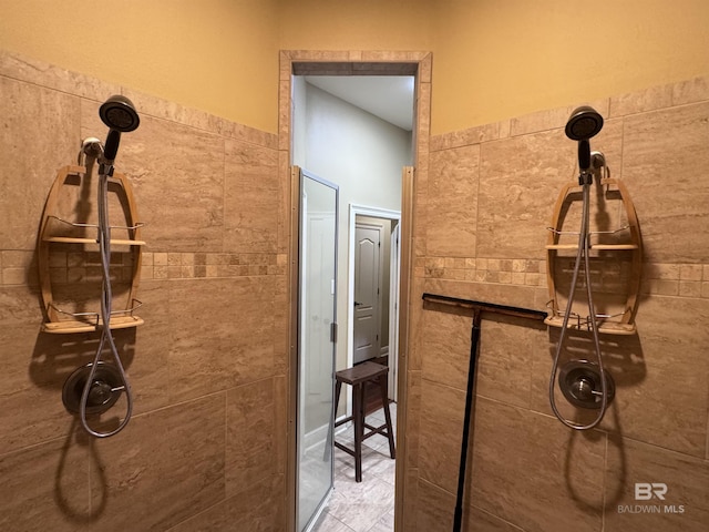 bathroom featuring tiled shower