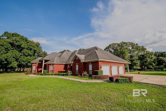 view of front of home featuring a front lawn and a garage