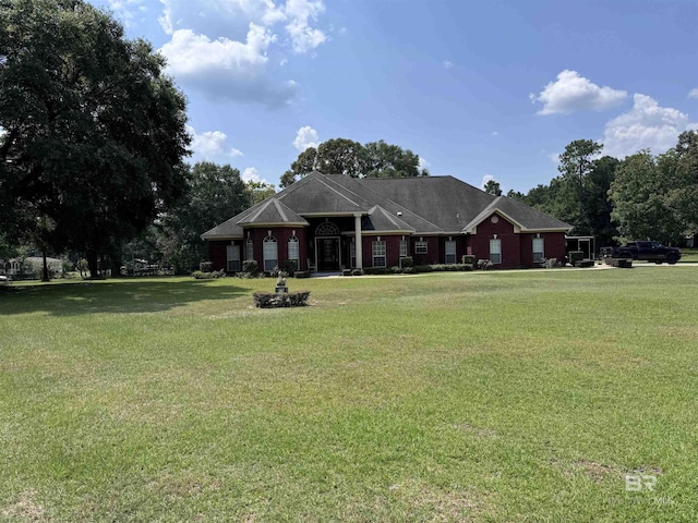 view of front of house featuring a front lawn