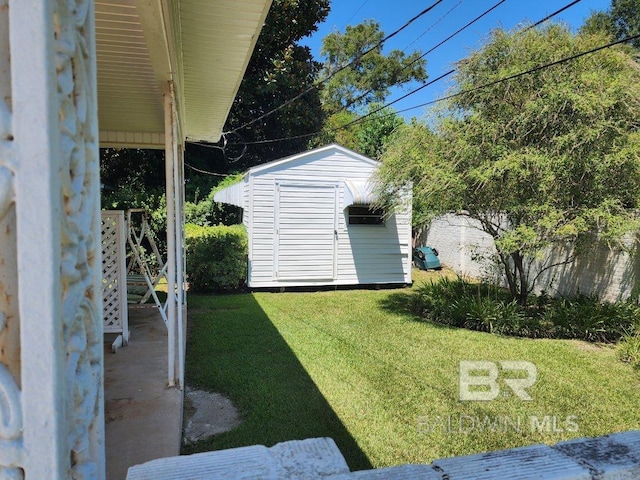 view of yard featuring a storage shed