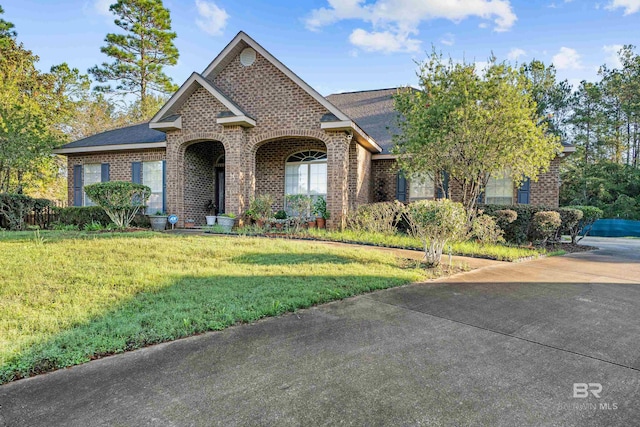 view of front of house featuring a front yard