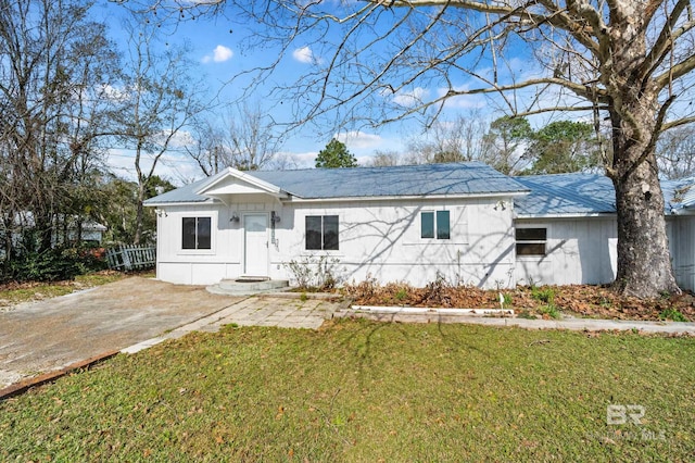 view of front of property with a front lawn