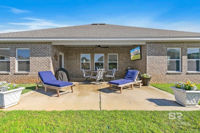 view of patio with ceiling fan