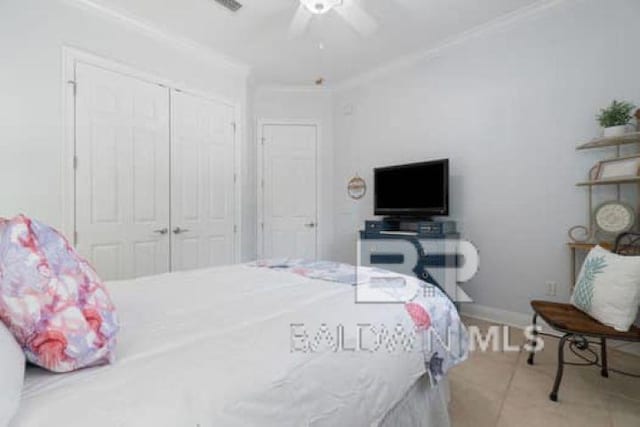 200 Peninsula Blvd Unit E101, Gulf Shores, AL 36542 - bedroom featuring a closet, ornamental molding, a ceiling fan, and baseboards
