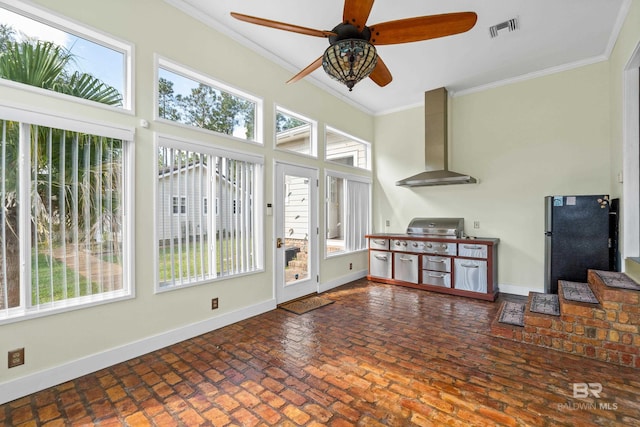 sunroom / solarium with ceiling fan