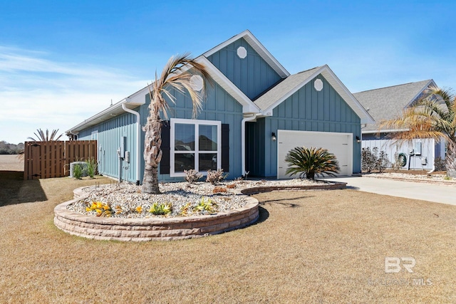 view of front of house featuring a garage and a front yard