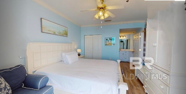 bedroom featuring ceiling fan, light wood-type flooring, crown molding, and a closet